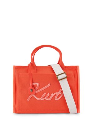 Heldere oranje draagtas met korte handvatten, grote fronttekst "Kurt" en afneembare brede witte schouderriem met gouden gesp.