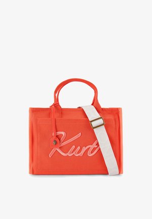 Sac fourre-tout orange vif avec des poignées courtes, un grand lettrage "Kurt" à l'avant, et une large bandoulière blanche détachable avec une boucle dorée.