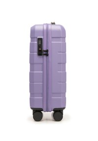 Valise rigide violette avec surface texturée, serrure à combinaison et roues noires. Design slim, fermetures éclairs robustes et forme rectangulaire.
