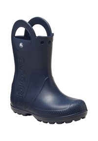 Bota de lluvia de goma azul marino con acabado texturizado, punta redondeada y dos recortes laterales para facilitar su uso. Presenta un detalle del logo en el costado.