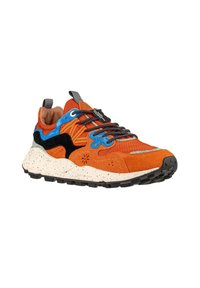 Sneaker allacciate con tomaia in suede arancione, dettagli neri e blu, particolari testurizzati, suola intermedia bianca maculata e suola in gomma nera.