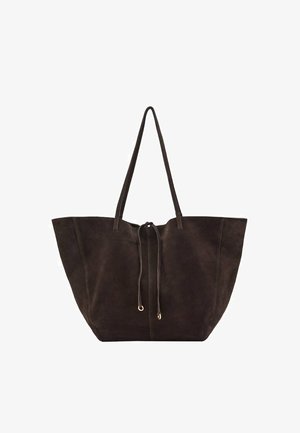 Bolso tote de ante marrón con un diseño amplio, cierre de cordón y dos asas largas para un fácil transporte. Textura suave sin patrones visibles.
