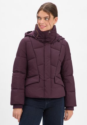 Lila gesteppte Steppjacke mit hohem Kragen, Reißverschlüssen und seitlichen Taschen. Das Design verfügt über gestickte Felder und eine Kapuze.