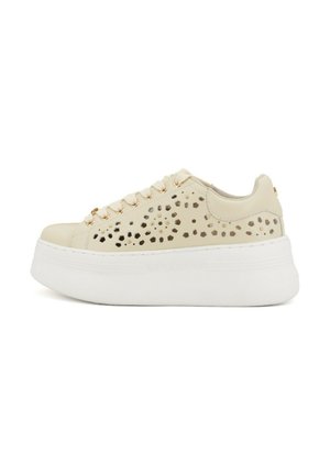 Sneaker beige con motivo perforato sui lati, punta rotonda, suola piatta bianca e accessori in tonalità oro sugli occhielli dei lacci.