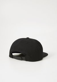 Sort baseballcap med en flad skygge, lavet af stof, har snapback-lukning og ventilationshuller. Glat tekstur, ingen mønstre eller accenter.