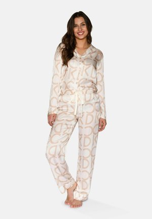 Tvådelad pyjamas set i mjukt, ljust beige tyg med ett heltäckande mönster av bruna logotyper. Långa ärmar, knappstängning fram och elastisk midja med knytband.
