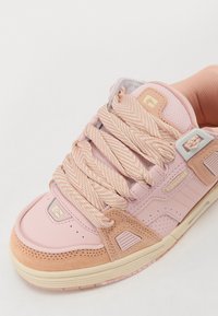 Globe SABRE - Joggesko - pink