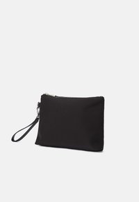 Pochette nera con polsino realizzata in tessuto liscio. Presenta una chiusura con zip e un cinturino staccabile per maggiore comodità. Forma compatta e rettangolare.