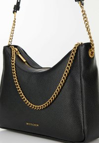 Borsa a tracolla nera in pelle con finitura texture, tracolla in catena dorata e logo in rilievo discreto sul davanti. Forma curvata con chiusura a zip.