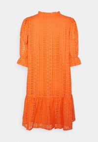Pomarańczowa sukienka z wysokim dekoldem, krótkimi bufkami, wzorem ażurowym oraz rozkloszowanym falbanym dołem. Wykonana z lekkiego, teksturowanego materiału.