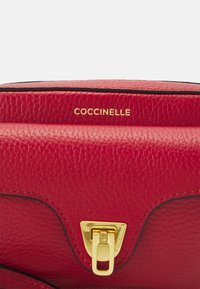 Coccinelle BEAT SOFT - Borsa a tracolla - ruby