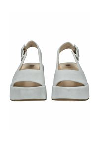 Bílé semišové sandály s otevřenými prsty, designem T-strap, nastavitelnou sponou a silnou platformou. Hladká textura a minimalistický design.