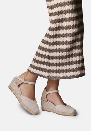 CLARA - Cuñas - cru