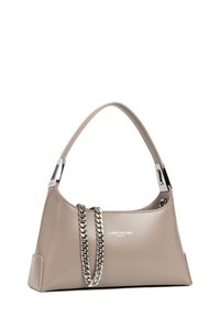 Borsa in pelle beige con manico curvo e dettaglio in catena argentata. Presenta un logo discreto e una base strutturata. Texture liscia e design elegante.