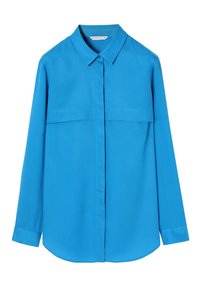 Langærmet lys blå skjorte til kvinder med spids krave, skjult knaplukning og klapdetaljer på brystet på hvid baggrund.