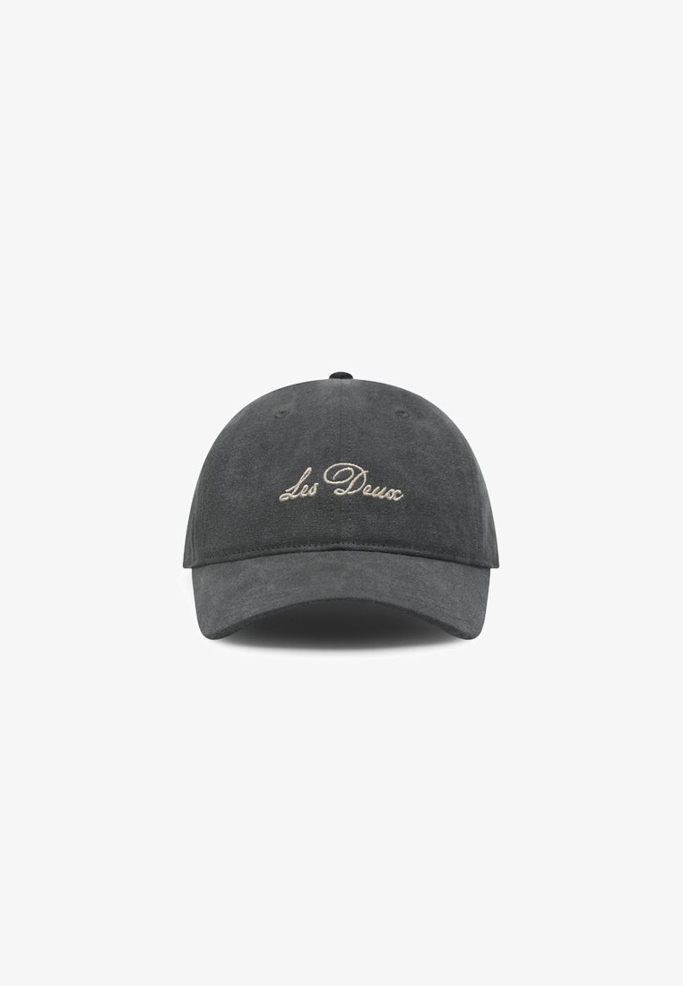 Σκούρο γκρι καπέλο μπέιζμπολ φτιαγμένο από μαλακό ύφασμα, με καμπυλωτό γείσο και κεντημένο κείμενο "Les Deux" σε ανοιχτό χρώμα στο μπροστινό μέρος.