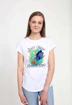 Weißes Baumwoll-T-Shirt mit buntem Grafikdesign featuring blauen Fischen und orangefarbenen Clownfischen, Text "Just Keep Swimming", kurze Ärmel und lockere Passform.