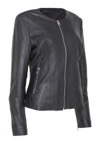 Giacca in pelle nera con collo rotondo, chiusura frontale con zip, due tasche laterali con zip e dettagli di cucitura discreti. Texture liscia e design aderente.