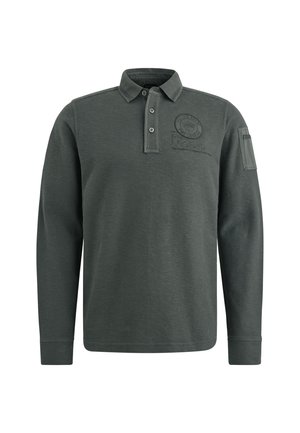 Polo vert à manches longues avec un col rabattu, une patte de boutonnage à deux boutons et un logo brodé sur la poitrine gauche.