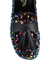 Czarna półbuty ozdobione wielokolorowymi cekinami, o płaskim fasonie, z akcentami frędzlami i gładką skórzaną opaską na górze.