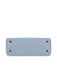 Pochette en cuir bleu clair avec une finition texturée, dotée de quincaillerie dorée et de quatre pieds en métal au fond pour plus de stabilité.