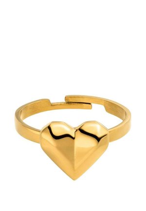 Goldfarbener offener Ring mit erhöhter geometrischer Herzform, die mittig auf dem Band vor weißem Hintergrund angebracht ist.