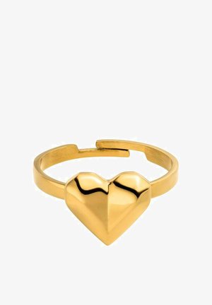Goldfarbener offener Ring mit erhöhter geometrischer Herzform, die mittig auf dem Band vor weißem Hintergrund angebracht ist.