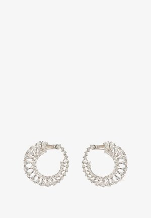 Krožne uhanje iz srebrno obarvanega kovine, ki vsebujejo vrsto kapljičnih in okroglih prozornih kamenčkov, urejenih v izmeničnem vzorcu.