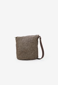 Borsa rotonda intrecciata di colore marrone chiaro con superficie texturizzata, dotata di una tracolla in cuoio marrone e chiusura con zip nella parte superiore.