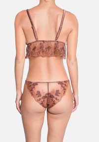 Ensemble de lingerie marron comprenant des détails en dentelle florale, un tissu transparent et des bretelles réglables. Le soutien-gorge présente un ourlet festonné, complété par une culotte assortie.