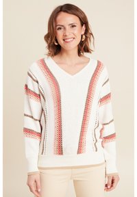 Weißer Strickpullover mit V-Ausschnitt, der pinke und braune vertikale Streifen sowie Lochmusterdetails aufweist. Gerippte Bündchen und Saum.