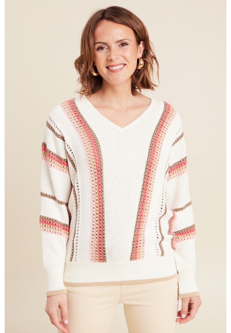 Weißer Strickpullover mit V-Ausschnitt, der pinke und braune vertikale Streifen sowie Lochmusterdetails aufweist. Gerippte Bündchen und Saum.