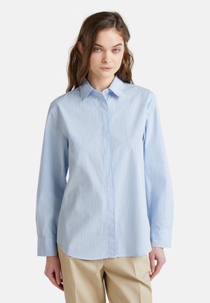 Chemise boutonnière à rayures bleu clair et blanche, avec un col, des manches longues et des détails de poignet. Fabriquée en tissu lisse avec une coupe ajustée.