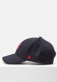 Marineblaue Baseballmütze mit gebogenem Schirm, mit roten gestickten Buchstaben auf der Vorder- und Seite. Hergestellt aus strukturiertem Stoff.