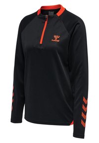 Camisa deportiva negra de manga larga con cuello con cremallera, detalles en color naranja y rayas diagonales en las mangas. Fabricada con tela que absorbe la humedad.