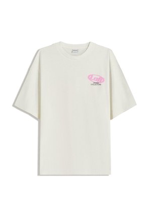 T-shirt oversize bianca in cotone con logo rosa recante la scritta "DRAMA COLLECTORS". Maniche corte e scollo rotondo classico.