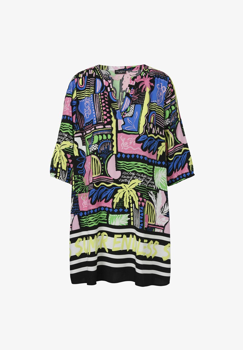 Kleurvolle oversized blouse met een gemengd patroon van palmbomen en geometrische vormen in roze, groen, blauw en zwart, met een diepe V-hals.