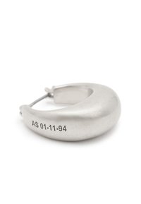 Boucle d'oreille en argent en forme de courbe lisse. Présente une finition polie et un texte gravé "AS 01-11-94" d'un côté.