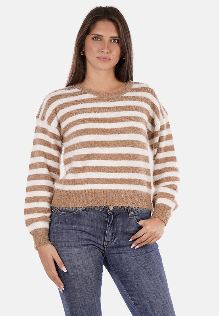 Maglione a righe in morbido beige e bianco, con scollo rotondo, design corto e texture pelosa. Abbinato a jeans blu scuro.