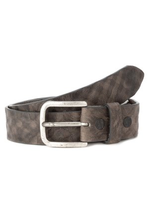 Textured donkerbruine riem met een zilveren metalen gesp, voorzien van een patroon en zwarte accenten nabij de gesp voor extra detail.