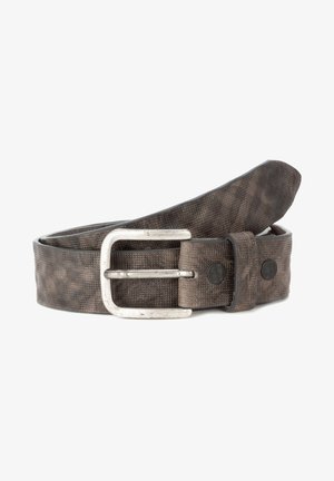 Textured donkerbruine riem met een zilveren metalen gesp, voorzien van een patroon en zwarte accenten nabij de gesp voor extra detail.