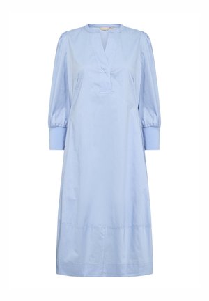 Gaiši zilā kleita, izgatavota no gluda auduma, ar V veida izgriezumu, pūkainām piedurknēm un taisnu griezumu ar ceļa garuma apakšmalu. Redzama viena pogu detaļa.