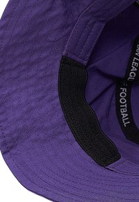 Gorra de béisbol morada con un interior de tela texturizada y una banda negra. Presenta una etiqueta de marca visible en el interior y un visera curva.