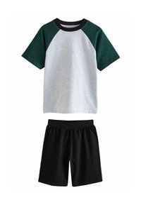 Grijze en groene T-shirt met korte mouwen en raglanmouwen, gecombineerd met zwarte shorts met elastische taille. Katoenen materiaal, simpel ontwerp, minimale details.