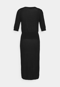 Robe midi noire avec manches courtes, taille ajustée et encolure ronde, vue de dos sur un fond uni.