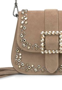 Beżowa torebka z sztucznego zamszu o prostokątnym kształcie, ozdobiona wielokolorowymi ćwiekami i dużą klamrą z cyrkonią na klapie.