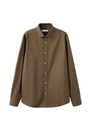 Hnědá košile s dlouhým rukávem vyrobená z látky s hladkou texturou. Má klasický límec a zapínání na knoflíky s kontrastními knoflíky.