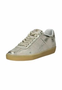 Sneaker in argento metallico con punta tonda, suola piatta in gomma e tomaia tessurizzata. Presenta lacci abbinati e un piccolo logo sulla linguetta.