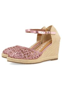 Cuñas espadrilles tejidas en color rosa con un brillo metálico, que cuentan con una correa en el tobillo, un tacón de paja texturizada y una puntera redondeada.