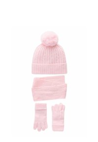 Helle rosa Strickmütze mit einem Pompon, passender Schal mit gerippter Textur und Handschuhe mit gerippten Bündchen. Gemütliches Winter-Accessoire-Set.